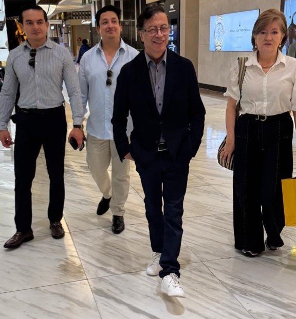 petrogustavo's tweet photo. En sólo dos horas se agotaron los cupos para mi conferencia academica en la UNAM de México. 

Hablaré del último capitulo de mi libro por salir  que analiza por qué la robotización que impone la actual fase de acumulación del capital nos lleva al fascismo. https://t.co/L1NVn9NEEX