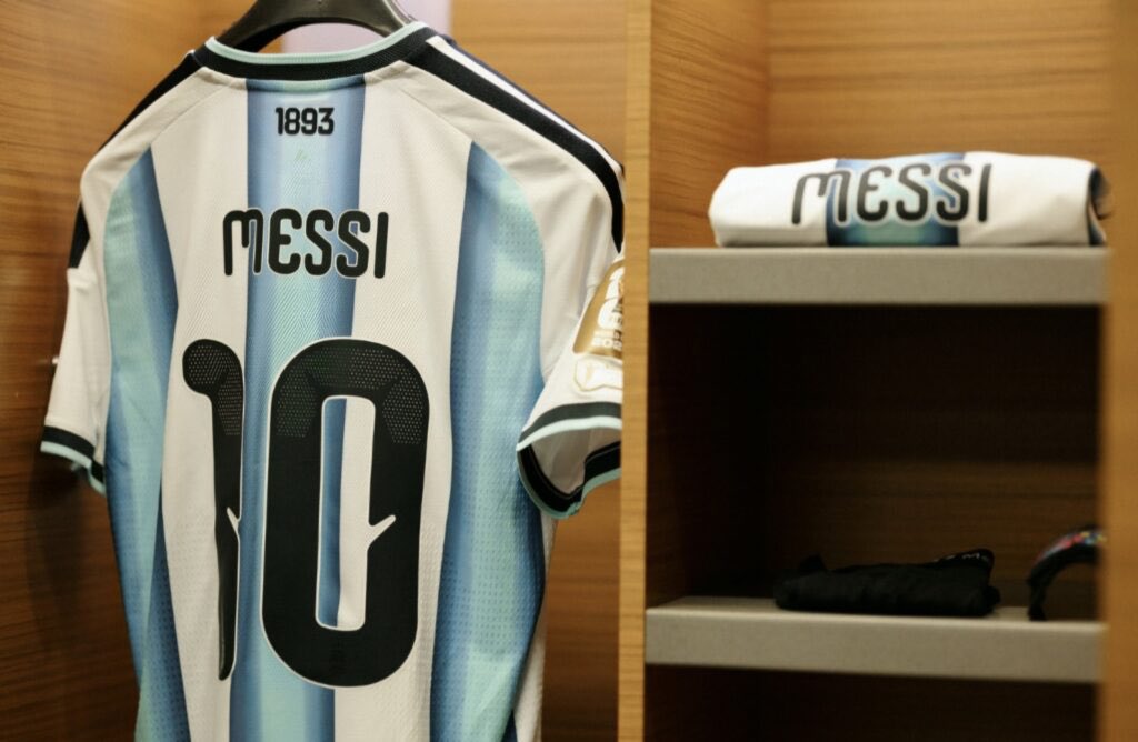 Presibrand's tweet photo. No es un adiós, es el nacimiento definitivo del mito. Gracias por nacer acá y elegir jugar para nuestro Argentina. Por cada lágrima de alegría y por poner nuestra bandera en lo más alto. Nos diste más de lo que pedimos, te bancaste varias y siempre diste la cara.🩵🤍
#GraciasCapitan  #MessiEterno
