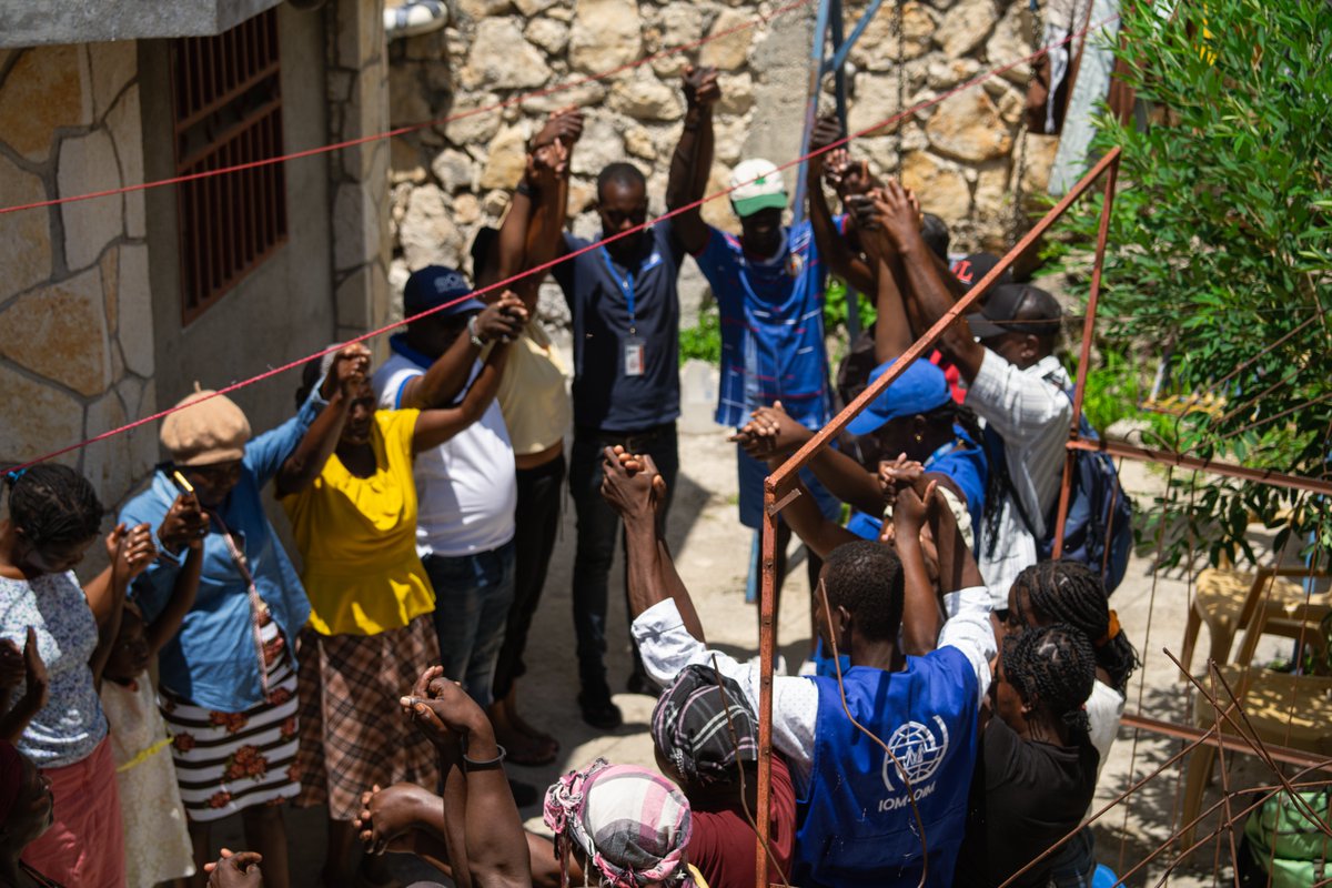 IOMHaiti's tweet photo. Over 4K persons were recently displaced by armed violence in Kenscoff, which burned homes and claimed lives. Most are hosted by families or sheltered across 6 sites near Port-au-Prince. 
IOM is providing psychosocial assistance to communities at sites.

📊 https://t.co/KuMpuKS1xn https://t.co/51iEtJdNVt