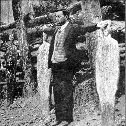 hugdel's tweet photo. 🕯️ Estos días se está discutiendo mucho la frase “¡Viva Cristo Rey!”.

¿Conoces la historia que la popularizó como grito de batalla? 👇

México, años veinte. El gobierno cierra las iglesias. Prohíbe el culto público. Expulsa a los sacerdotes extranjeros y persigue a los que quedan.

Celebrar Misa se vuelve un delito. ⛪
Miguel Agustín Pro, jesuita de 33 años, vuelve al país en plena persecución. Y hace lo único que sabe hacer: sacerdote.

Vive escondido. Se disfraza de mecánico, de estudiante, de obrero. Celebra Misa en casas particulares, de madrugada. Lleva la Comunión escondida a los enfermos. Confiesa en la calle, fingiendo conversaciones.
Durante meses lo persiguen y no lo atrapan. 🕊️

Hasta que encontraron una excusa.

⚖️ 13 de noviembre de 1927. Una bomba estalla contra el automóvil del ex presidente Obregón.

El autor, un joven ingeniero, es capturado. Se entrega y declara formalmente que los hermanos Pro son inocentes.

No importó.

El presidente Plutarco Elías Calles necesitaba un ejemplo. Sin juicio. Sin pruebas.

📸 Y entonces tomó una decisión que le costaría todo.

Ordenó que la ejecución fuera fotografiada.

Llevó periodistas al patio de la jefatura de policía. El plan: publicar las imágenes al día siguiente para que México viera a un sacerdote quebrado, suplicando.
Que ningún otro se atreviera a celebrar Misa.

🕊️ 23 de noviembre de 1927.

Miguel Pro camina hacia el pelotón. Al pasar junto a los soldados que van a matarlo, los bendice.

Rechaza la venda. Quiere verlos a la cara.

Pide unos instantes para rezar. Se arrodilla. Y dice, delante de todos:
“Que Dios os perdone. Que Dios os bendiga. Señor, t�� sabes que soy inocente. Con todo mi corazón perdono a mis enemigos.” 🙏

Se levanta.

En una mano, un rosario. En la otra, un crucifijo.

Extiende los brazos en cruz.

“¡Viva Cristo Rey!”

💥 La primera descarga no lo mató. Un soldado se acercó y le disparó a quemarropa.

📰 Al día siguiente las fotografías salieron en las portadas de todo México.

Y pasó exactamente lo contrario de lo que Calles planeó.

El país no vio a un hombre quebrado. Vio a un sacerdote de brazos abiertos, como Cristo en la Cruz, perdonando a quienes le apuntaban.

Poco después, tener una de esas fotos en casa era delito. 🔥

Calles mandó documentar su propio fracaso.

⛪ En sus cartas de aquellos meses Pro bromeaba sobre sus disfraces y firmaba con su apodo de familia.

Y casi todas terminaban igual: Viva Cristo Rey.

No fue una frase que se le ocurrió frente al pelotón.

Fue lo que llevaba años escribiendo mientras se escondía para poder dar la Comunión. 💎

Juan Pablo II lo beatificó en 1988.

📌 La próxima vez que escuches “¡Viva Cristo Rey!”, acuérdate de quién la dijo. Y de lo que costó.

#VivaCristoRey