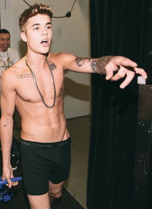 biebercentralhq's tweet photo. bizzle 🧎‍♂️ https://t.co/XCFjWSvzs6