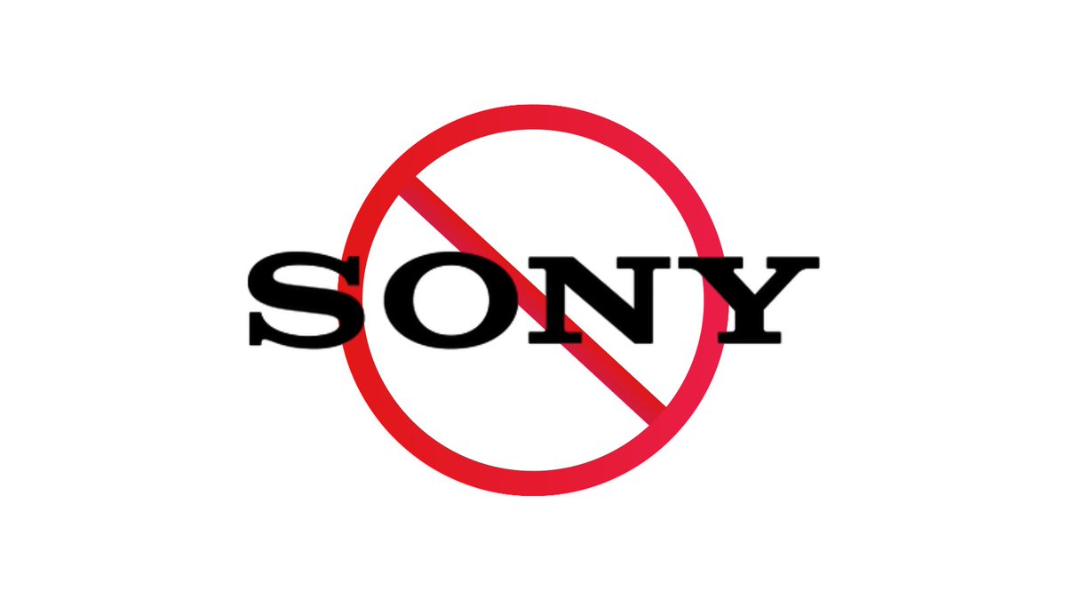 Shunkiroth's tweet photo. Quisiera que este mensaje llegara a todos los rincones de internet, a cada fan de los videojuegos y sobre todo a cada usuario de Sony.

➡️ Es MUY grave lo que está haciendo PlayStation el día de hoy.

Quitarle a la gente todas las películas y series COMPRADAS de sus bibliotecas para EL MISMO DÍA instaurar un sistema de TV en streaming con el que monetizar con anuncios comerciales el mismo contenido que acaban de eliminar unilateralmente es MUY GRAVE.

Pido concienciación, de usuario a usuario, esto ya no se puede tolerar más.

Llevamos muchas semanas viendo como día a día Sony se está riendo de todos nosotros de mil formas pero esto ya es coger y descaradamente robarnos los limones en la cara para hacer limonada delante nuestro y vendérnosla después.

Es BOCHORNOSO, hace dos meses que están tratando de robarnos a plena luz del día totalmente impunes.

Los CEOs de Sony no nos tienen ningún respeto, no les interesa nuestro bienestar y mucho menos nuestros derechos, solo quieren nuestro dinero y van a llegar a todos los extremos para conseguirlo.

Es hora de que TODO EL MUNDO nos unamos en protesta y dejemos de consumir a esta plataforma corrupta hasta la médula, ¿hasta donde tienen que llegar para que la gente tome cartas sobre el asunto?

No podemos dejar que conviertan la industria del videojuego en una cárcel de streaming y suscripciones en la que nada sea nuestro.

El gaming no es esto. ❌