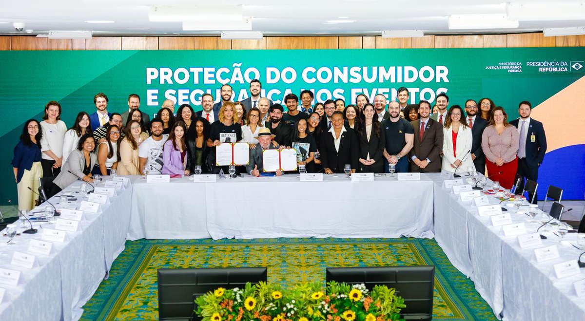 LulaOficial's tweet photo. Assinei hoje dois decretos para garantir os direitos das pessoas que amam a cultura e frequentam shows de música e apresentações artísticas. 

No primeiro, enfrentamos os “cambistas digitais”, que muitas vezes esgotam os ingressos em segundos para depois revendê-los mais caros. O mesmo texto traz mais garantias para as pessoas com direito à meia-entrada conseguirem acessá-la.

Já o segundo reforça a obrigação de haver postos de distribuição gratuita de água potável em eventos para mais de mil pessoas, assim como o direito do público de frequentar eventos abertos levando sua própria garrafa com água.

A cultura é direito de todos. E as pessoas que apoiam seus artistas favoritos, que fazem questão de ir aos shows e apresentações, merecem ser tratadas com decência. O que fizemos hoje é um ato de exercício da democracia.

📸 @ricardostuckert