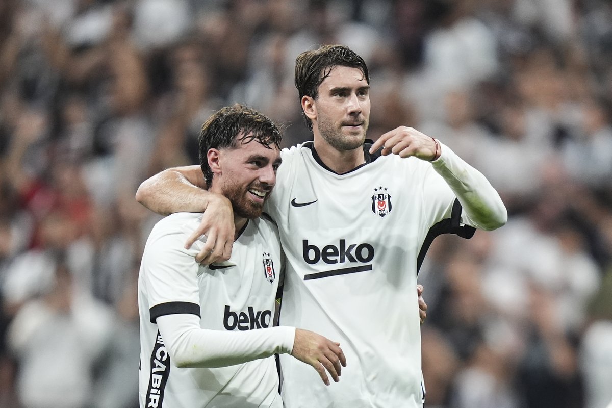 OlayBesiktas's tweet photo. Orkun Kökçü: "Forvet olarak hep gol atmak ister insan. Dusan da 3 maç oynadı, full oynamadı ama o da gol atmak istiyor. Ben de o anda, kolay demek istemiyorum ama penaltı daha kolay oluyor. O yüzden Dusan'a bırakmak istedim. Rahatlama hissi yakalasın diye çünkü önümüzde çok önemli bir maç var ve o maçta Dusan'a ihtiyacımız var. Penaltıyı bıraktık, açıldı, hat-trick yaptı. Dusan mutlu, biz mutluyuz."