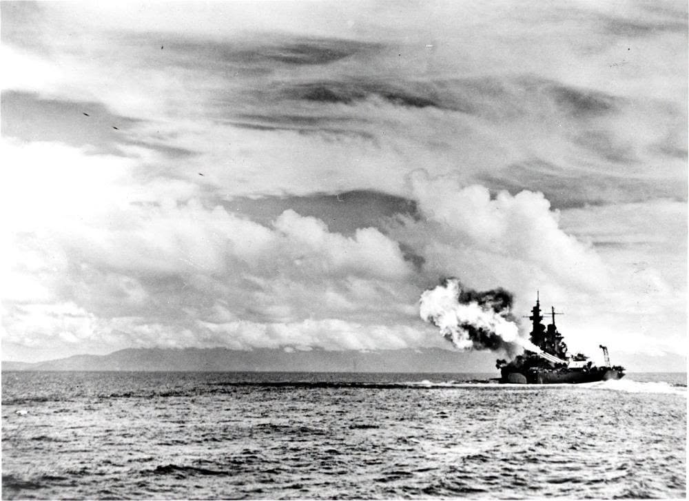 yoshidachikashi's tweet photo. 戦艦〈ミズーリ〉の試射風景だが、飛翔する406mm砲弾が三発とも映っているのが凄いなあ… https://t.co/wIMyjYEzdf