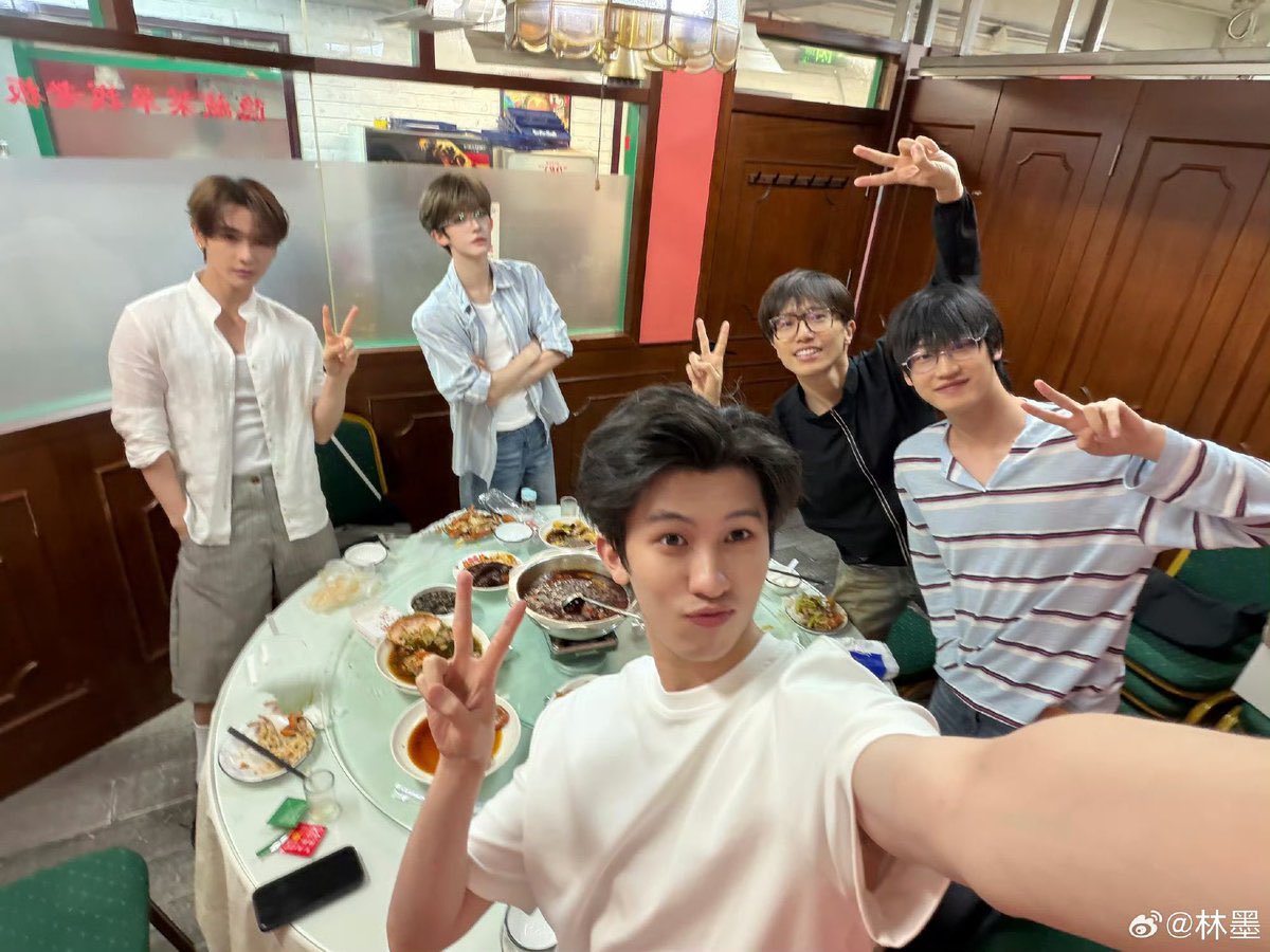 orenillavv's tweet photo. INTO1 reunion💗 Nine, Liu Yu, Boyuan, AK, Linmo! https://t.co/zow6X2osYq