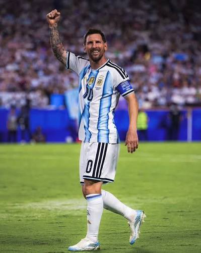 Presibrand's tweet photo. Toda tu carrera elegiste la gloria de la Selección por encima de cualquier título, récord o premio individual. Siempre la bandera 🇦🇷 por delante de todo.
Gracias por ser el protagonista absoluto de nuestra historia: en las finales donde tocamos el cielo y en las que mordimos el polvo. Gracias por cada gol, cada asistencia y por tu entrega innegociable.
Sobre todo, gracias por ponerle el pecho a todos los dardos y salir, con una resiliencia inquebrantable, a seguir intentándolo.
