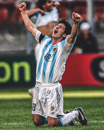 Presibrand's tweet photo. Toda tu carrera elegiste la gloria de la Selección por encima de cualquier título, récord o premio individual. Siempre la bandera 🇦🇷 por delante de todo.
Gracias por ser el protagonista absoluto de nuestra historia: en las finales donde tocamos el cielo y en las que mordimos el polvo. Gracias por cada gol, cada asistencia y por tu entrega innegociable.
Sobre todo, gracias por ponerle el pecho a todos los dardos y salir, con una resiliencia inquebrantable, a seguir intentándolo.