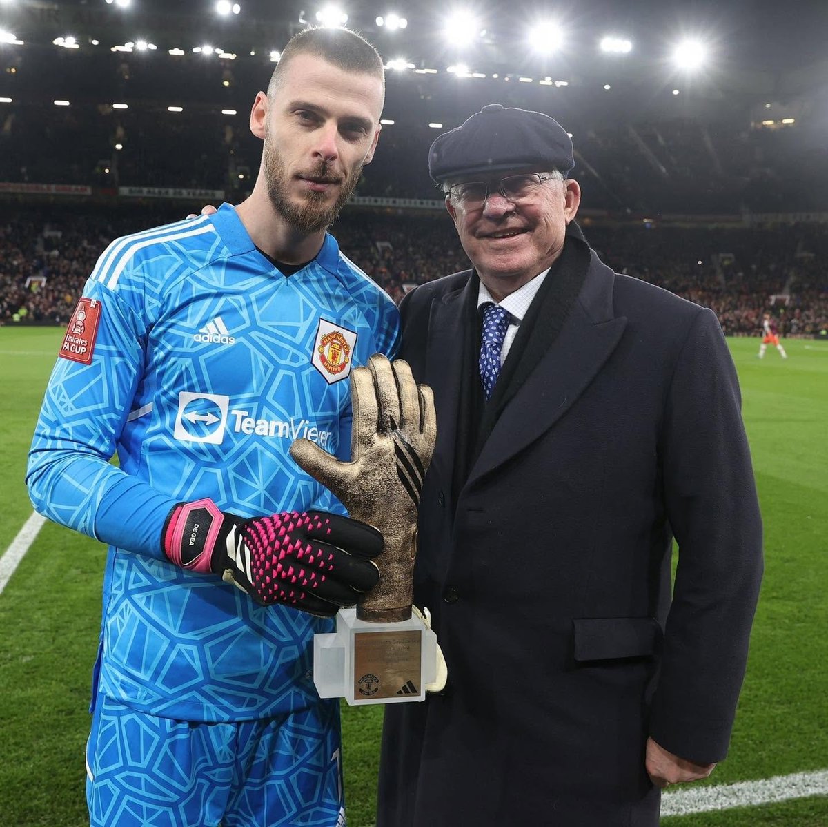 FTBLsection's tweet photo. A reminder of how David de Gea’s 12 years at Manchester United ended...

De Gea was prepared to take a huge pay cut to stay at Old Trafford, but negotiations collapsed and United ultimately decided to move on.

Weeks later, Erik ten Hag replaced him with André Onana for around €50m plus add-ons. 

De Gea left without even getting a proper farewell at Old Trafford, despite departing with a club-record 190 clean sheets and having just won his SECOND Premier League Golden Glove. 

12 years. 545 appearances. 190 clean sheets.

Whatever you thought about his final season, surely one of United’s greatest goalkeepers deserved a better goodbye. 💔