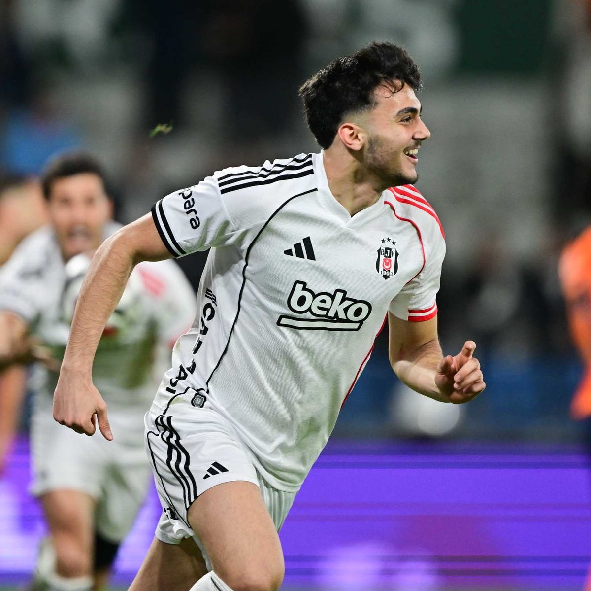 kartalhatti's tweet photo. Schalke, Mustafa için 7 milyon opsiyonlu teklif yaptı. Beşiktaş’ın talebi 15 milyon.

Pazarlık devam ediyor.

(Sercan Dikme) https://t.co/7DfWz8Yw8N