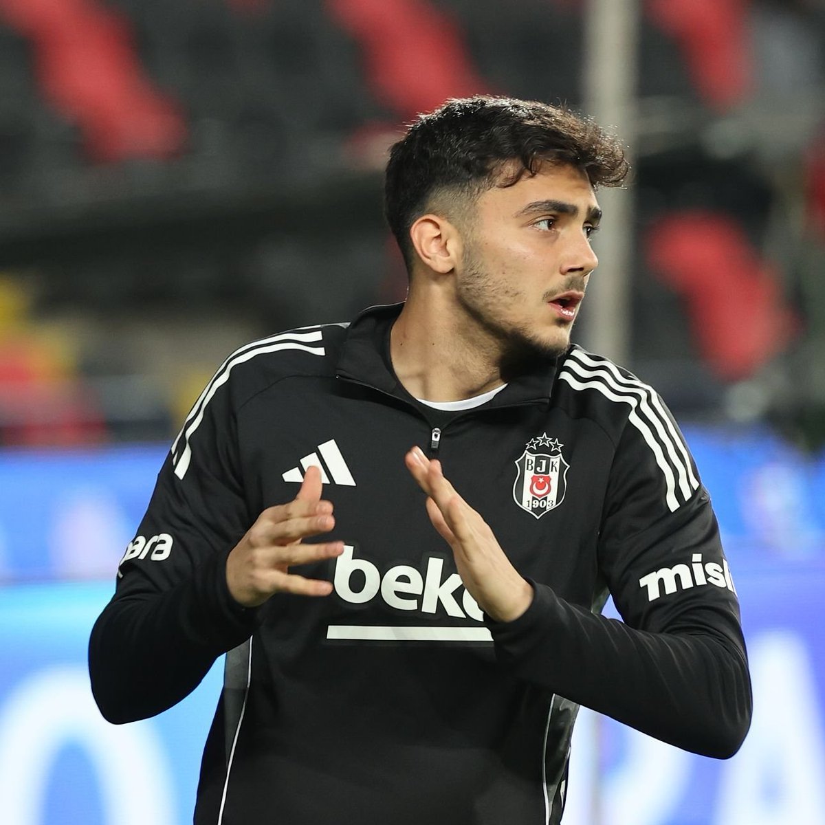HaberKartali's tweet photo. Schalke 04, Mustafa Erhan Hekimoğlu'nu belirli şartlarda devreye girecek satın alma opsiyonuyla kiralamak istiyor.

Schalke 04, opsiyon için 7 M€ teklif etti. Beşiktaş ise 15 M€ istedi.

10 M€ seviyesinde orta noktada buluşulması bekleniyor.

🎙️ @sercan_dikme https://t.co/uCRd975kc5