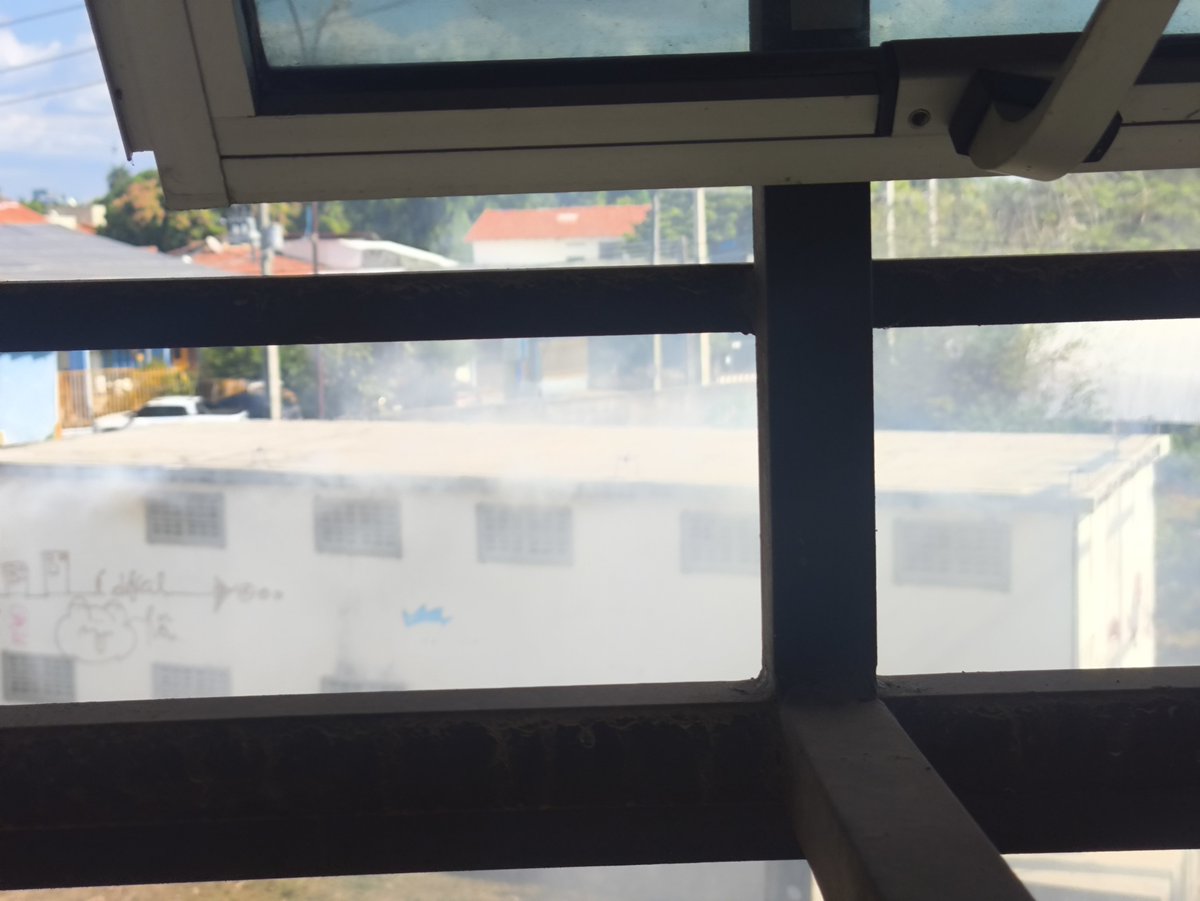 omalucovoltou's tweet photo. na sala do meu orientador que é na frente do bagui de energia ele explode tomamos um susto fechamos a janela e continuamos conversando https://t.co/SL8RJ8FCWb