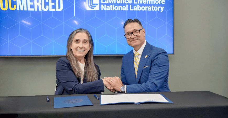 UCMEngineering's tweet photo. 🤝 .@UCMerced and @Livermore_Lab have signed a Strategic Partnership Agreement to advance research in fusion energy, advanced manufacturing, smart agriculture, biodefense, and human health while strengthening CA’s innovation ecosystem. #UCMEngineering | https://t.co/6zKREUWLG5 https://t.co/MHW26pwY2H