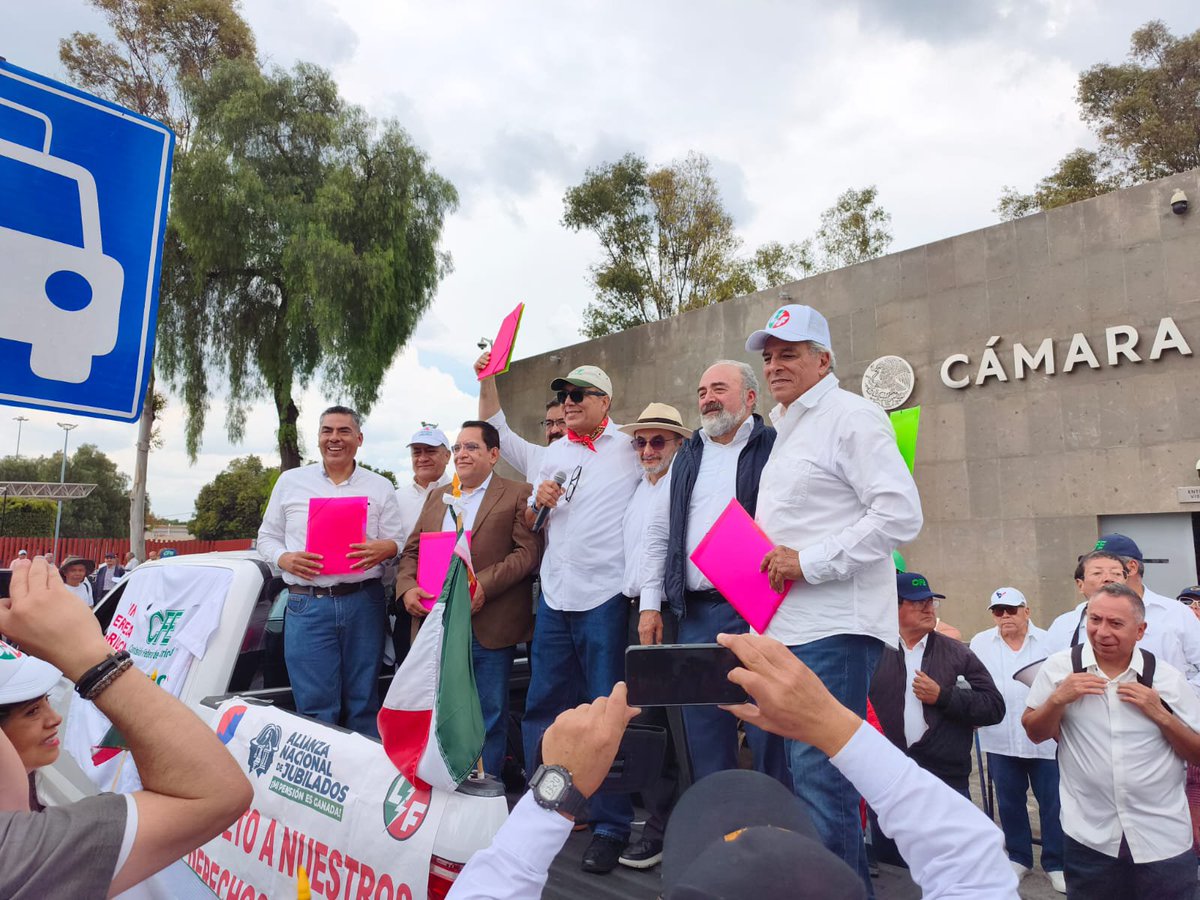 JLAC5's tweet photo. Representantes de Pemex, LyF, CFE y la Banca Patrimonial en la entrega de Resultados de La Consulta Ciudadana sobre los Derechos Adquiridos a la Cámara de Diputados en la CdMx. No daremos ni un paso atrás, seguiremos en las calles. La Alianza Nacional de Jubilados está firme. https://t.co/W7EAcDJE7L