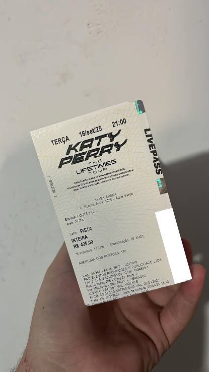 portalkatyperry's tweet photo. Ao lado de fã clubes e da @ErikakHilton, o presidente Lula assinou hoje decretos que garantem direitos dos fãs e impedem práticas abusivas em shows. Para representar os Katycats, tivemos o @busyforbullshit do @katyperrybr. 

Veja o que muda a partir de agora:

Proteção da meia-entrada: Serão consideradas abusivas todas as práticas que reduzam ou dificultem artificialmente o acesso à meia-entrada.

Meia-entrada é meia-entrada: As meias-entradas promocionais são de responsabilidade da empresa e não podem reduzir o número total de meias-entradas nas categorias garantidas por lei. Além disso, as taxas deverão ser proporcionais ao preço do ingresso. Se é meia-entrada, o consumidor também paga metade das taxas!

Fim das taxas surpresas e abusivas: As empresas de ingressos deverão informar, desde o início da compra, o preço total do ingresso, incluindo todas as taxas cobradas. As taxas e seus valores precisam corresponder a serviços efetivamente prestados, e as empresas deverão DOCUMENTAR os critérios de cada cobrança e seu custo operacional, para que possam ser fiscalizadas.

Água é o mínimo: A oferta gratuita de água em shows e eventos tornou-se um direito dos fãs por meio de uma portaria da Secretaria Nacional do Consumidor e, agora, essa garantia passa a integrar as novas regras estabelecidas pelo decreto.

Bilheteria física não é bagunça: As empresas deverão considerar a demanda dos shows, e as bilheterias físicas deverão garantir segurança, acessibilidade, bem-estar, condições dignas de espera e os atendimentos prioritários previstos em lei. Elas também deverão PROTEGER OS CONSUMIDORES DE PRÁTICAS ABUSIVAS.

Sem pegadinhas na fila virtual: As filas virtuais para a compra de ingressos deverão informar a posição do consumidor, quantas pessoas estão esperando à sua frente e uma estimativa de quanto tempo ele levará para chegar ao momento da compra. Quando o fã chegar à etapa de aquisição, o ingresso ficará reservado temporariamente para que ele possa concluir a compra. O prazo para finalizar a compra deverá ser razoável e informado por meio de uma contagem regressiva. Além disso, depois de o consumidor ser informado do preço real do ingresso, incluindo as taxas, esse valor não poderá ser alterado no momento da finalização da compra em razão de mudança de lote ou de mecanismos abusivos, como a chamada “precificação dinâmica”.

Fim dos cambistas digitais: As plataformas de venda de ingressos terão que combater softwares, bots, scripts e outras formas de compra automatizada ou em massa.

Sem preços absurdos na revenda: Os sites de revenda de ingressos terão que informar quando um ingresso estiver sendo vendido acima do preço original, identificar se o vendedor é pessoa física ou jurídica e impedir a publicação de anúncios em massa, abusivos ou irregulares de ingressos para determinado evento ou show. Esses sites também deverão disponibilizar um canal de denúncias.

Os direitos dos consumidores não são um detalhe ou uma pauta menor. Eles existem para impedir que pessoas sejam lesadas por práticas empresariais que, muitas vezes, colocam o lucro acima do bem-estar e até da vida das pessoas.

E tudo isso é fruto de uma construção coletiva, resultado da mobilização de fãs, fã-clubes, sites de fãs e de autoridades que fizeram seu papel e levaram essas demandas adiante.

Essa vitória não é pequena. E a assinatura deste decreto não representa apenas uma decisão do presidente Lula. Ela também é fruto da luta de todos os fãs e fã-clubes que se mobilizaram nos últimos anos, denunciaram abusos e exigiram que seus direitos fossem respeitados.

Essa conquista é dos fãs. E a luta continua para que ir a um show seja uma experiência de alegria, e não de exploração.