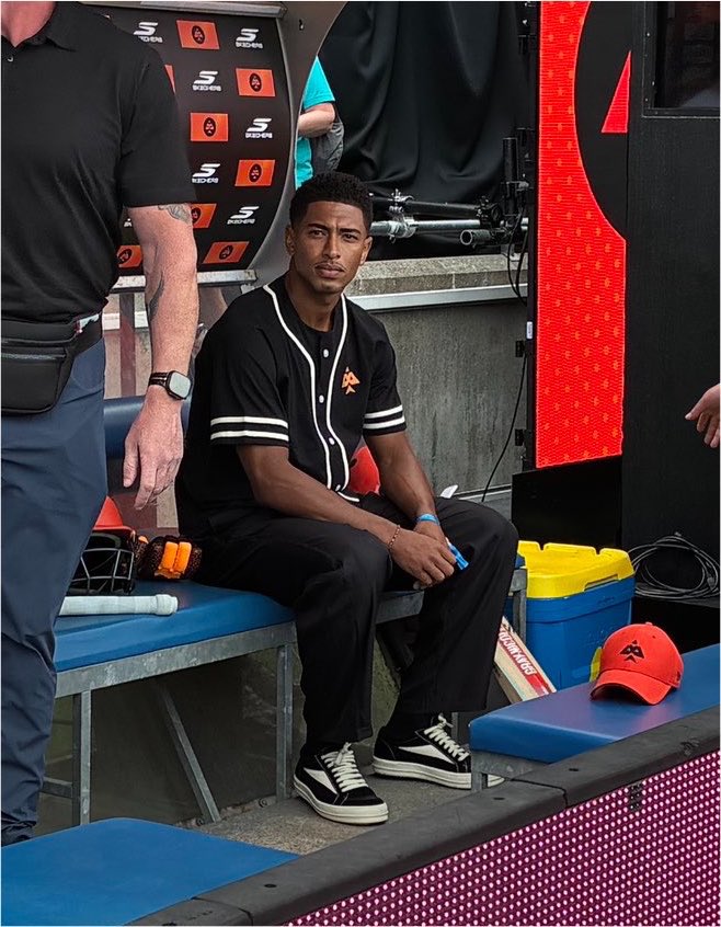 jbellinghsm's tweet photo. ele sempre tá combinando a roupa e o sapato e eu acho isso lindo https://t.co/6At7h07QC6