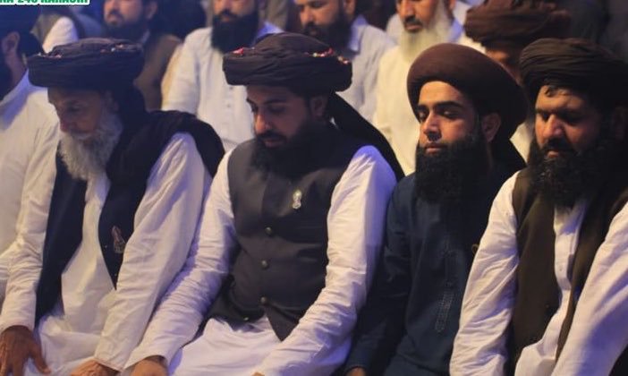 Hassano38's tweet photo. اگر ہم قانون 295 سی کو بنانے کے لیے 10 ہزار جانوں کی قربانیاں دیں سکتے ہیں تو اس قانون کو بچانے کے لیے 10 لاکھ قربانیاں دینے سے بھی گریز نہیں کریں گے https://t.co/0JtcGjNUN6