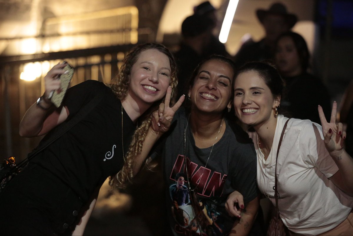 cassiagirardi_'s tweet photo. Saindo assim do show do meu amado mesmo depois de horas de fila, de espera, de sol rachando, de temporal e etc. https://t.co/j5GDR6AZlu