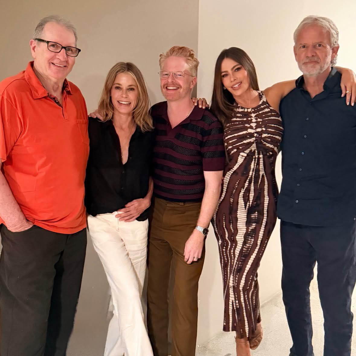 PopCrave's tweet photo. The ‘Modern Family’ cast reunite in new photos. https://t.co/QrarPNHfAE