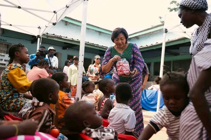 moke74504's tweet photo. @DeniseNyakeru Quand l’amour devient une action, les mots deviennent inutiles. Maman @DeniseNyakeru, merci pour ces sourires redonnés aux enfants. 

«Heureux celui qui s’intéresse au pauvre ! Au jour du malheur, l’Éternel le délivre.»—Psaume 41:2
@FondationLONA_ 
@CybelleFuraha 
@aminata_kasa https://t.co/Fvr1zpVh5k
