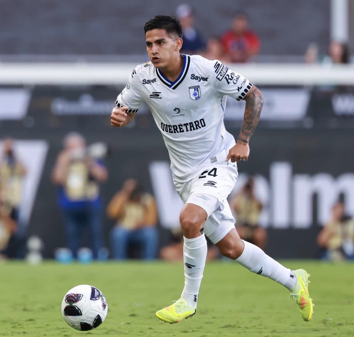 PSierraR's tweet photo. 🚨 Bayron Duarte (23) es otra de las grandes novedades que hay en la prelista de la Selección Colombia y entra en el proceso de renovación. El lateral de #Querétaro es habitual titular y figura con el conjunto mexicano. 🇨🇴🐔 https://t.co/MloW19z9RF