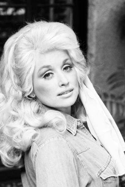 pmamtraveller's tweet photo. Dolly Parton photographed by David Gahr in New York, 1976. https://t.co/RjWvPnOZE9