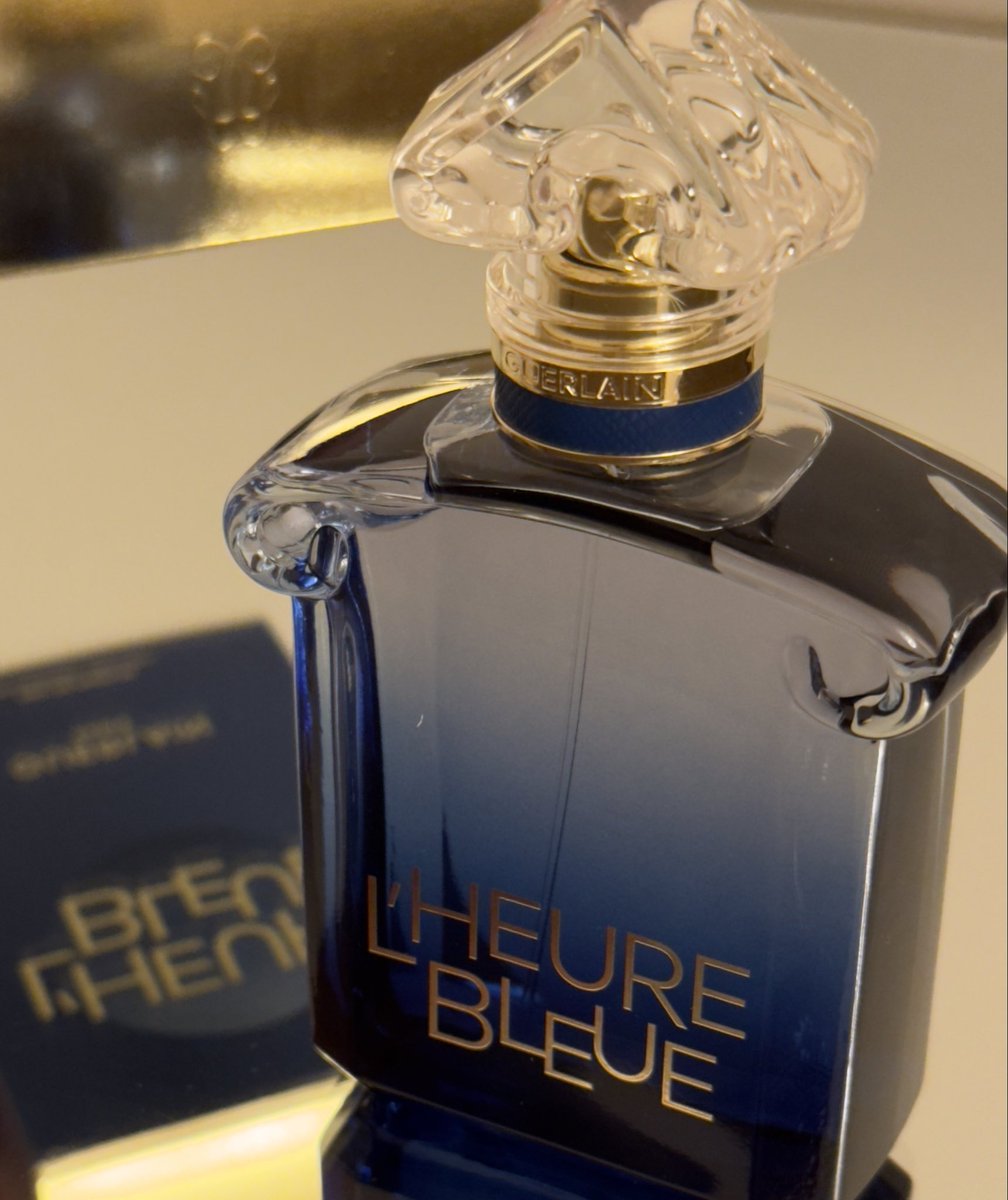 dalilhz's tweet photo. عطر لور بلو اللحظة الزرقاء "الغسق" جددوه في الوقت المناسب الريحة والفكرة تشبه لي مرّه 💙💙 
A little piece of the moment between day and night, and a little gift to myself for making it through residency year. 💙💙 https://t.co/ZElYb6qI0j