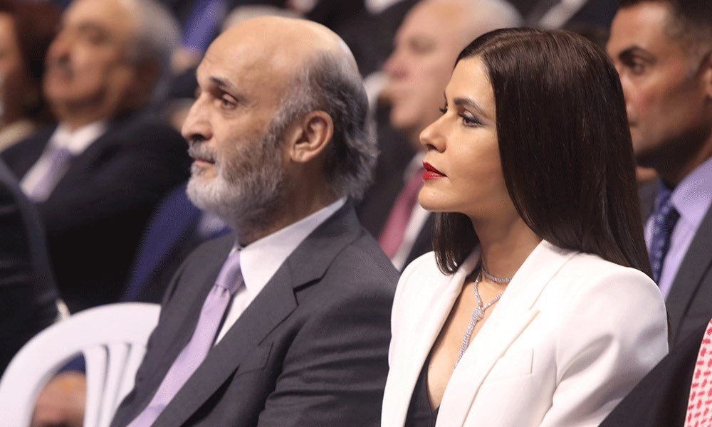 KeyMaker32's tweet photo. حينما بدأت بالاهتمام بالحرب الأهلية اللبنانية قبل سنوات، أذهلتني شخصية لبنانية 

السيدة ستريدا جعجع، زوجة سمير جعجع
سأحكي قصة كفاح هذه السيدة العظيمة

في 23 آذار 1994 صدر قرار حلّ حزب القوات اللبنانية، وفي 21 نيسان من السنة نفسها اعتُقل سمير جعجع وأُودع زنزانة تحت الأرض في وزارة الدفاع باليرزة. حزب محلول بقرار، وقائد محكوم بالمؤبد، وبلد تحت وصاية سورية كاملة.

في تلك اللحظة لم يبقَ للقوات اللبنانية أحد سوى امرأة لم تتجاوز 27 عاماً، تخرّجت لتوّها من الجامعة اللبنانية الأميركية بشهادة في العلوم السياسية.

ستريدا لم تتسلّم حزباً، تسلّمت أنقاض حزب. بلا مقر، بلا ترخيص، بلا إعلام، بلا حماية قانونية، ومحازبوه يُستدعون للتحقيق لمجرد رفع صورة أو توزيع بيان. وأدارت هذا كله 11 سنة كاملة، من 1994 إلى 2005، تحت أعين أجهزة الأمن اللبنانية السورية المشتركة.

والأهم أنها فعلت ذلك بلا أفق. الوصاية السورية كانت تبدو أبدية، والمحكوم بالمؤبد يُنسى عادة بعد سنتين. لم يكن هناك سبب عقلاني واحد يجعلها تنتظر خروجه. كثيرون اعتقدوا أن سمير جعجع دخل ولن يخرج، وأن الملف أُقفل. ومع ذلك حافظت على الحزب حياً كأن الرجل سيعود غداً.

في 18 تموز 2005 أقرّ مجلس النواب قانون العفو، وفي 26 تموز خرج سمير جعجع من زنزانته. خرج ليجد الحزب الذي حُلّ عام 1994 قائماً، وزوجته نائباً منتخباً عن بشري في المجلس نفسه الذي أفرج عنه.

هي لم تنتظر زوجها فقط، هي حفظت له مشروعه كاملاً حتى يعود.