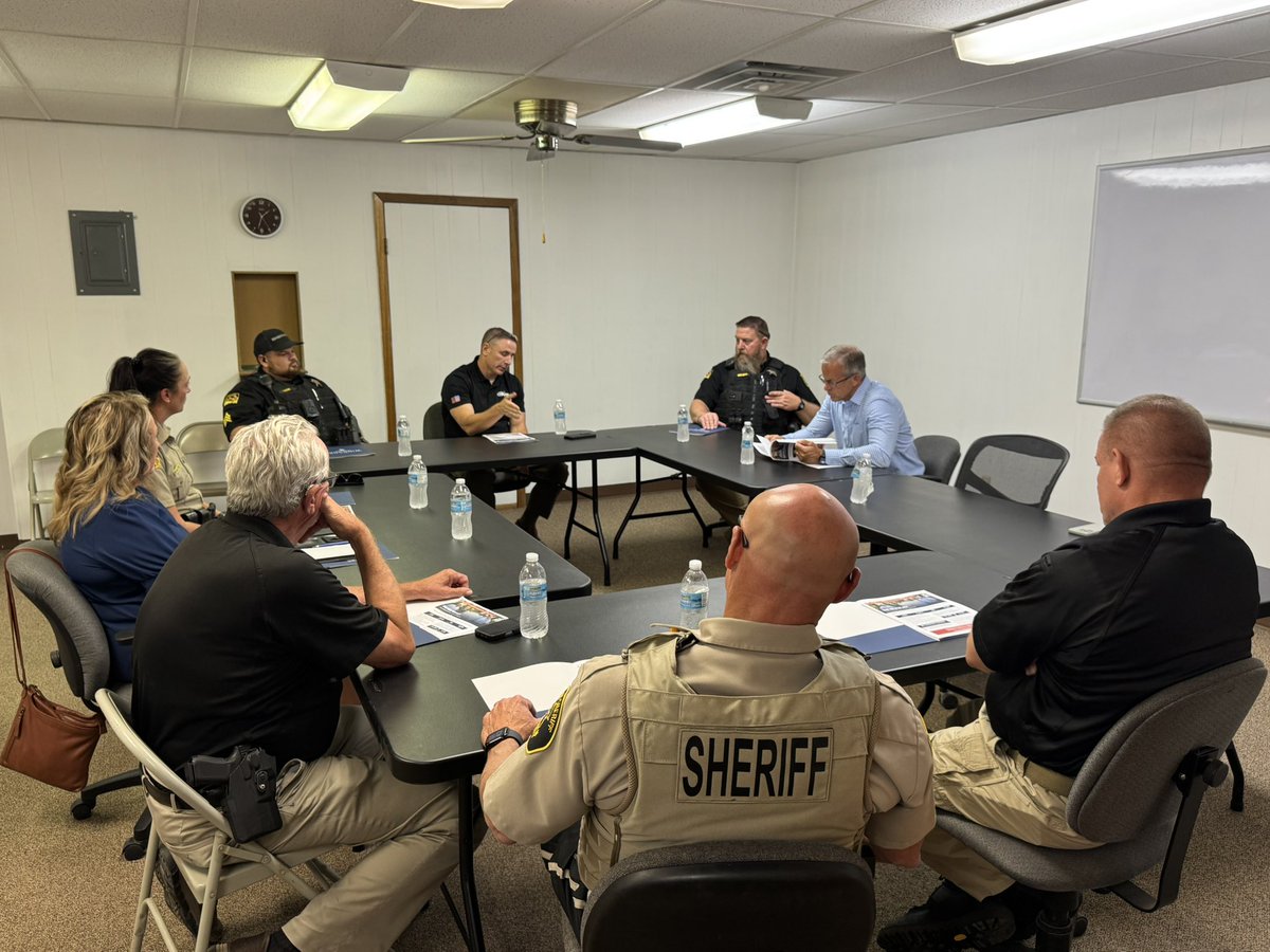 LeaderJohnThune's tweet photo. Glad to have a conversation in Moody County this afternoon with sheriffs from around the area. I appreciate all the work law enforcement does to keep us safe. https://t.co/i5VzEvDrc0