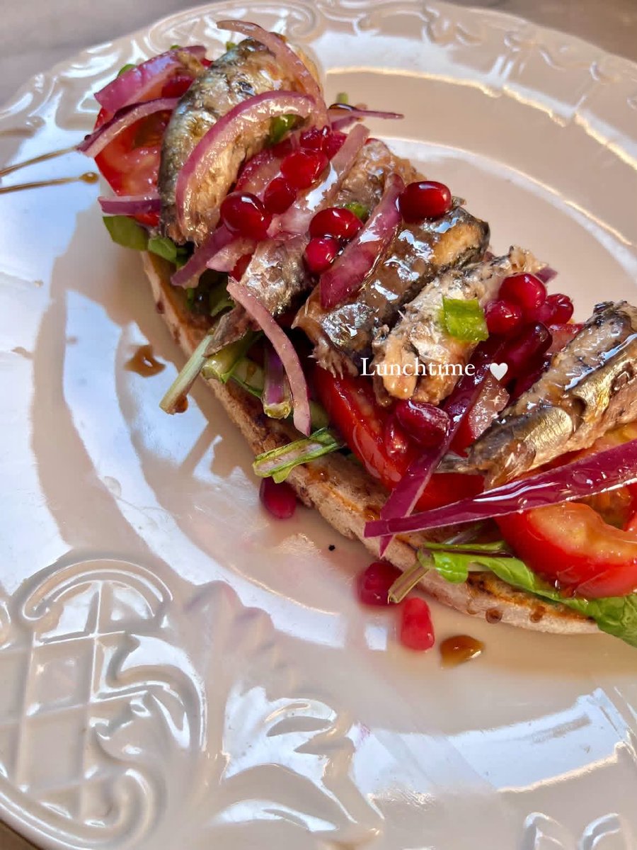 A55Lamia's tweet photo. ممكن نورمالز اكل السردين بالطريقه دي ونكسل اي طريقه تانيه لانو حرفيا خطيره 🥹🤤🤤 https://t.co/XCabV5ZH7a