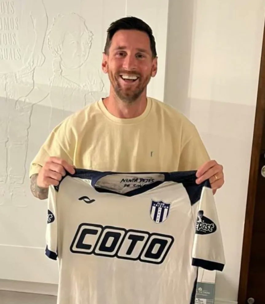 Tristan_Suarez's tweet photo. ¡GRACIAS TOTALES LEO! 

La 🔟 de @Argentina y el mundo futbolero te va a extrañar. https://t.co/qtmpYU40rT