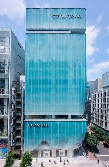 localghost's tweet photo. One of the coolest things about Ginza is how stores control the entire building facade even if they don't own the whole building. Makes every building unique. https://t.co/5Yqspacv4E