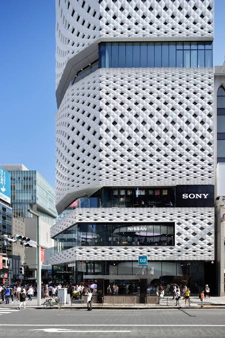 localghost's tweet photo. One of the coolest things about Ginza is how stores control the entire building facade even if they don't own the whole building. Makes every building unique. https://t.co/5Yqspacv4E