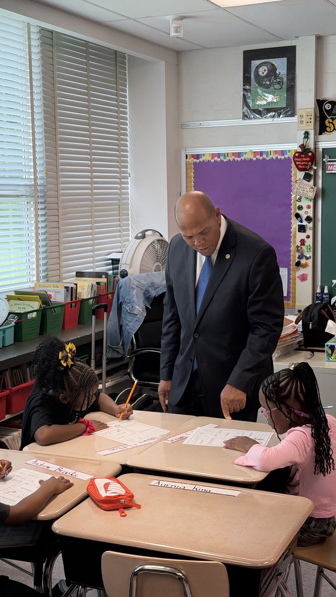 julianejonesjr's tweet photo. 📚🎒 Welcome back to Baltimore County Public Schools! Wishing our students, teachers, administrators, staff, and families a safe, successful, and exciting school year.

Let’s make this year  a great one! 🍎✏️

#BackToSchool #BaltimoreCounty #BCPS #NewSchoolYear https://t.co/8t4DMVptWg