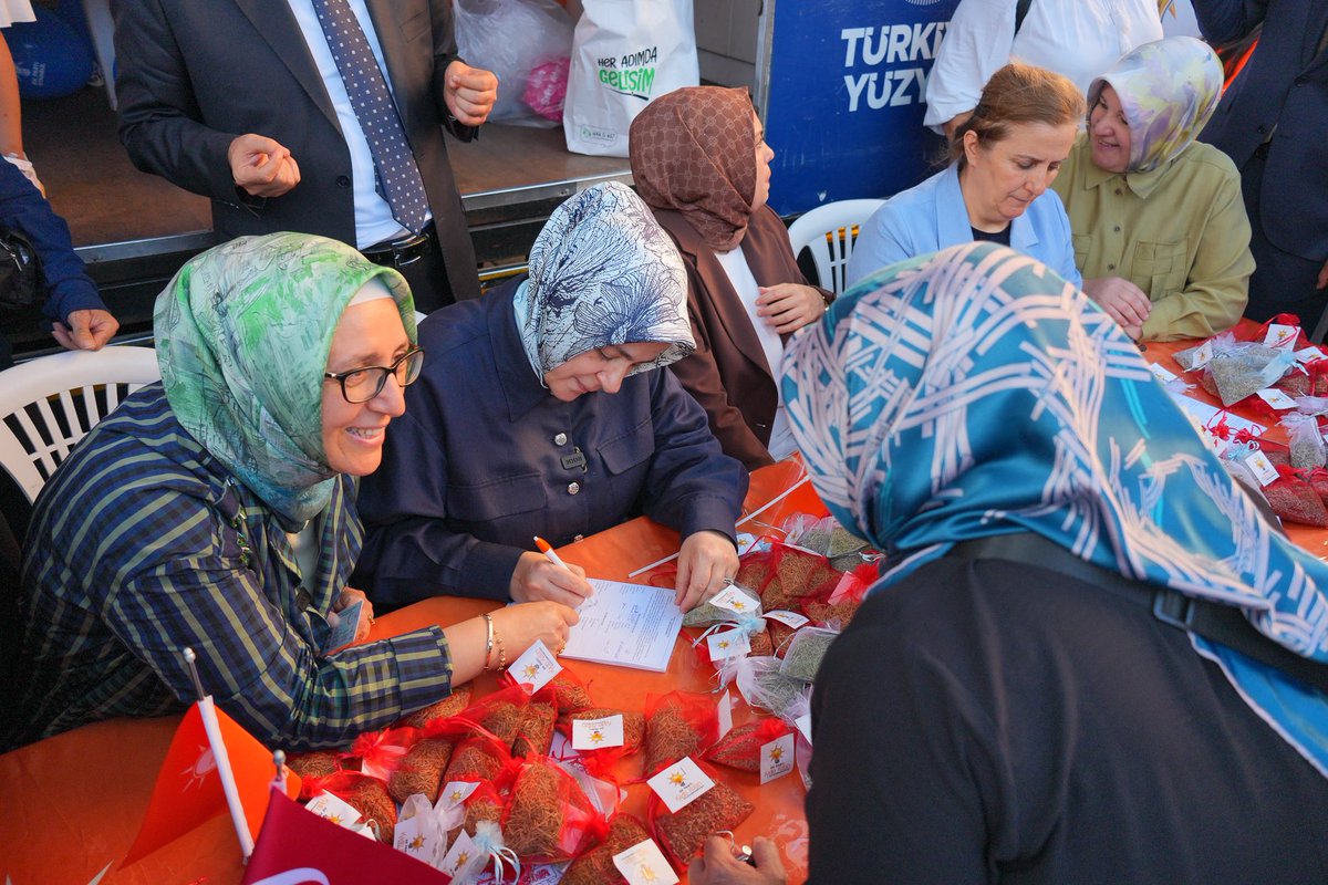 tugbaisikercan's tweet photo. AK Nokta ziyaretimizin en güzel meyvesi ise davamıza gönül veren komşularımızın partimize attığı ilk imzalar oldu. Gücümüze güç katan tüm dava arkadaşlarımıza aramıza hoş geldiniz diyorum. https://t.co/M7lYPwLibC