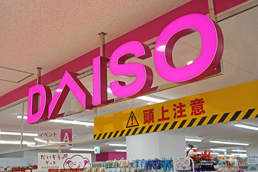career_koumei's tweet photo. ダイソーで100円の商品、あれ1個あたりの利益が数円しかないんよ。

なのに全国に店舗を増やし続けて、海外にも出てる。

普通に考えたら成立しない。1個売って数円なら、100個売っても数百円だ。

じゃあ何で回してるかというと https://t.co/NRU4hnxZ7V