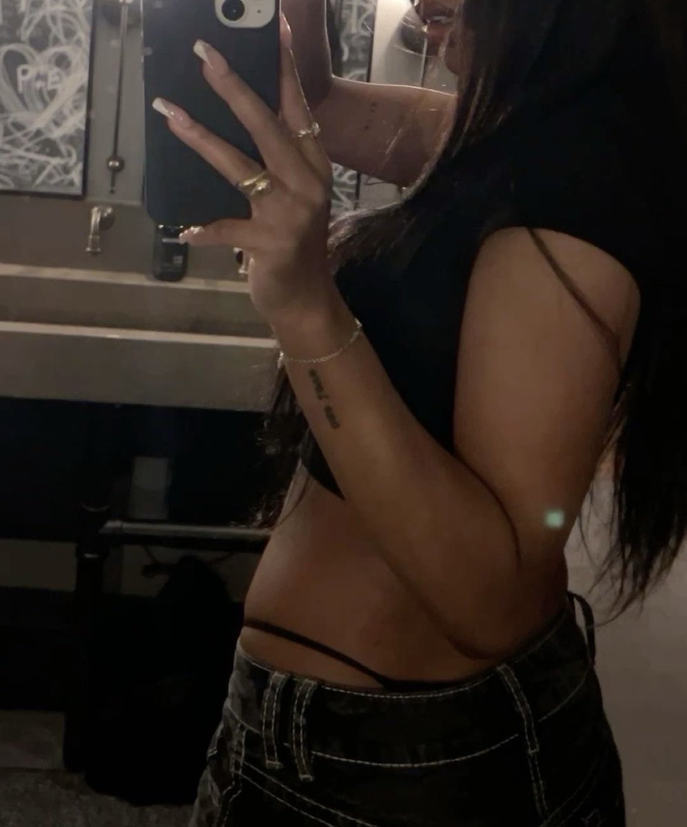 fenescovi's tweet photo. new to #nsfwtwt <333

hiii im frankie!

• 21
• she/her
• bi
• pol/eng
♡ sexting
♡ daddy kink, praise/degrading kink, bbc kink, spit kink
♡ switch
♡ little slut 

dms are always open!!!<3

♡ or ↻ to be moots https://t.co/LfOfZiybiP