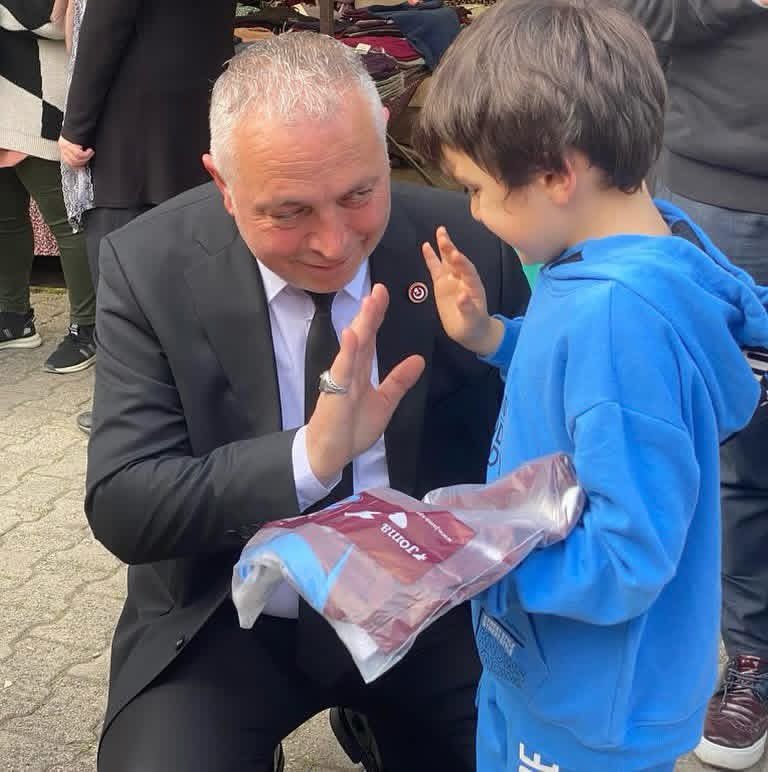 ADEM__AYDIN's tweet photo. TRABZONSPOR’DA MESELE SKORDAN ÖTE

Bugünkü skor elbette değişebilir. Bugün kazanırsınız, yarın kaybedersiniz. Asıl mesele skor değil; o skoru sürdürülebilir şekilde üretecek bir futbol aklının, oyun disiplininin ve sistemin sahada olup olmadığıdır.

Bugün Trabzonspor’da maalesef bunu göremiyoruz.

Takımın saha içi yerleşiminde, oyuncular arasındaki mesafelerde, geçiş oyununda, merkezdeki organizasyonda ve hücumların yönlendirilmesinde ciddi problemler var. Doğru kadro kurulamıyor, oyuncular doğru rollerinde değerlendirilemiyor, rotasyon sağlıklı yönetilemiyor ve oyun içerisinde gerekli müdahaleler zamanında yapılamıyor.

Bunlar teknik direktörün doğrudan sorumluluğundadır.

Diğer taraftan Trabzonspor’un kadro omurgasında da ciddi eksiklikler bulunuyor. Bu takıma;

Net bir 6 numara, fizik ve mücadele gücü yüksek bir merkez orta saha, oyunu yönlendirecek kaliteli bir 10 numara, kendini ispatlamış net bir santrfor ve güçlü bir rotasyon forveti gerekiyor.

Ancak transfer de tek başına çözüm değil.

Doğru kadro + doğru diziliş + doğru roller + doğru oyun planı = Trabzonspor’un ihtiyacı olan futbol aklıdır.

Bugün bir takım, kendisinden daha sınırlı kadroya sahip olsa bile oyun disiplinine ve sistemine sadık kalarak bizi rahatlıkla oyunun dışına itebiliyorsa, burada ciddi bir problem var demektir.

Benim kanaatim net:

Trabzonspor’un sorunu bugünkü skor değildir. Asıl sorun, yarının skorlarını getirecek sistemin bugün sahada olmamasıdır.

Bu nedenle Trabzonspor’da hem kadro yapılanması hem teknik yönetim hem de oyun sistemi konusunda vakit kaybetmeden doğru kararlar alınmalıdır.

Çünkü Trabzonspor’un bu kadro kalitesiyle çok daha güçlü, çok daha disiplinli ve çok daha karakterli bir futbol ortaya koyması gerekir.