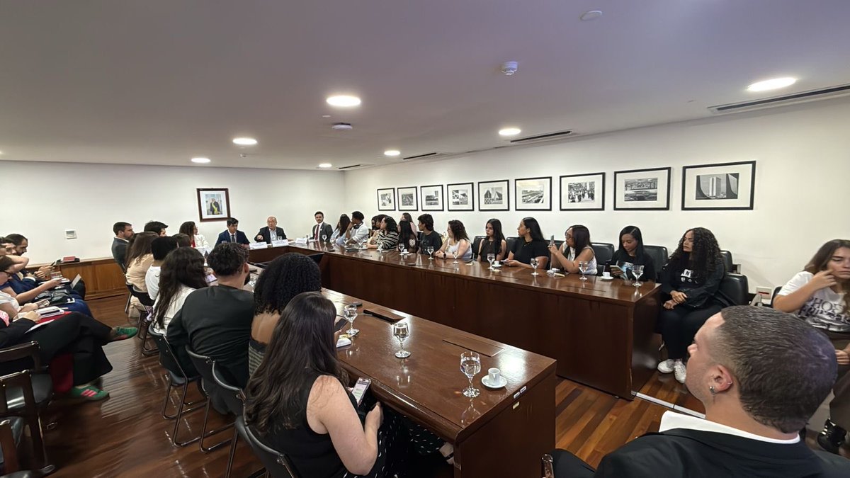 dotemath's tweet photo. eu tenho tantas perguntas sobre esse rolê dos portais no planalto

escolheram só pessoas que moram em brasília? pagaram pela viagem deles? quem foi o estagiário que entrou no twitter e escolheu os portais? teve briga de fandom? criaram algum grupo pra esse evento? https://t.co/cxnuTPYYzN