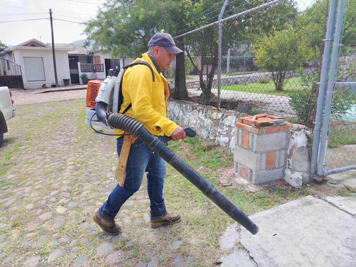 SedeaQro's tweet photo. En San Cirilo, Pedro Escobedo, trabajamos en la rehabilitación de sus espacios públicos para devolverle a la comunidad lugares dignos, seguros y llenos de vida.
El gobernador @makugo lo tiene claro: rescatar estos espacios es unir a las familias queretanas. #AquíContigo https://t.co/3XMh1TsGbD