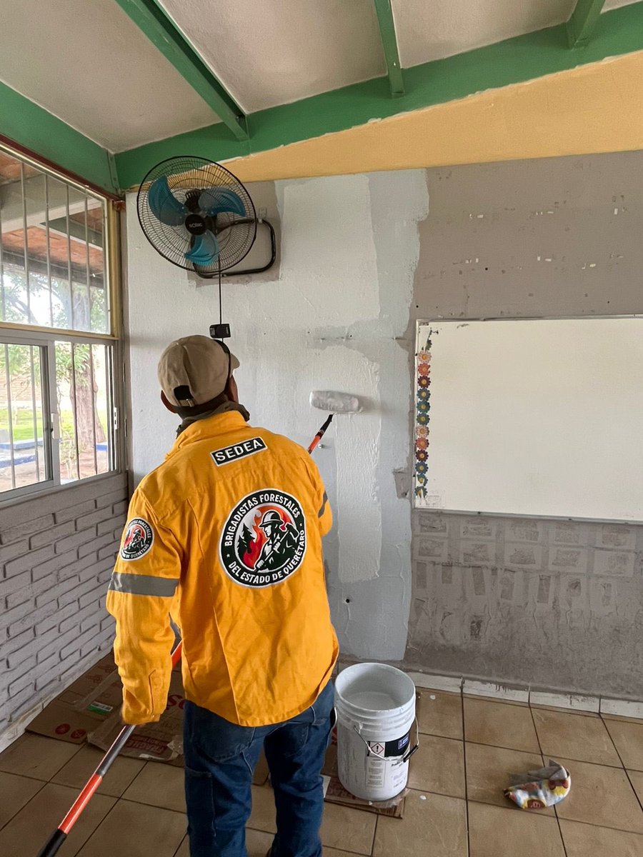 SedeaQro's tweet photo. En San Cirilo, Pedro Escobedo, trabajamos en la rehabilitación de sus espacios públicos para devolverle a la comunidad lugares dignos, seguros y llenos de vida.
El gobernador @makugo lo tiene claro: rescatar estos espacios es unir a las familias queretanas. #AquíContigo https://t.co/3XMh1TsGbD