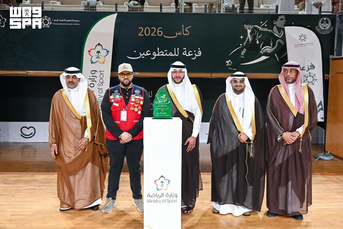 SPAregions's tweet photo. نائب أمير منطقة المدينة المنورة يتوّج الفائز بكأس "فزعة للمتطوعين".
https://t.co/SF6CtRBlVy
#واس https://t.co/KXWoFl1F7N