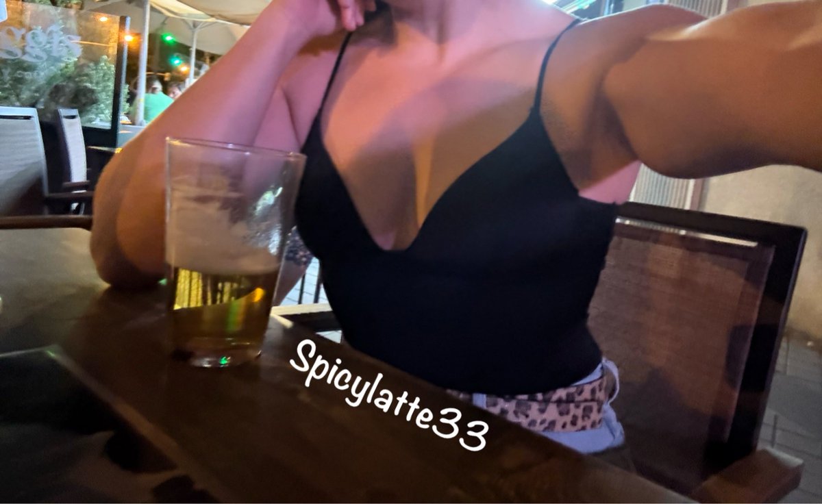 spicylatte33's tweet photo. Me gusta ser insinuante y que mi chico se muera de placer por cómo me miran 😉 https://t.co/HNGrhA5QG9