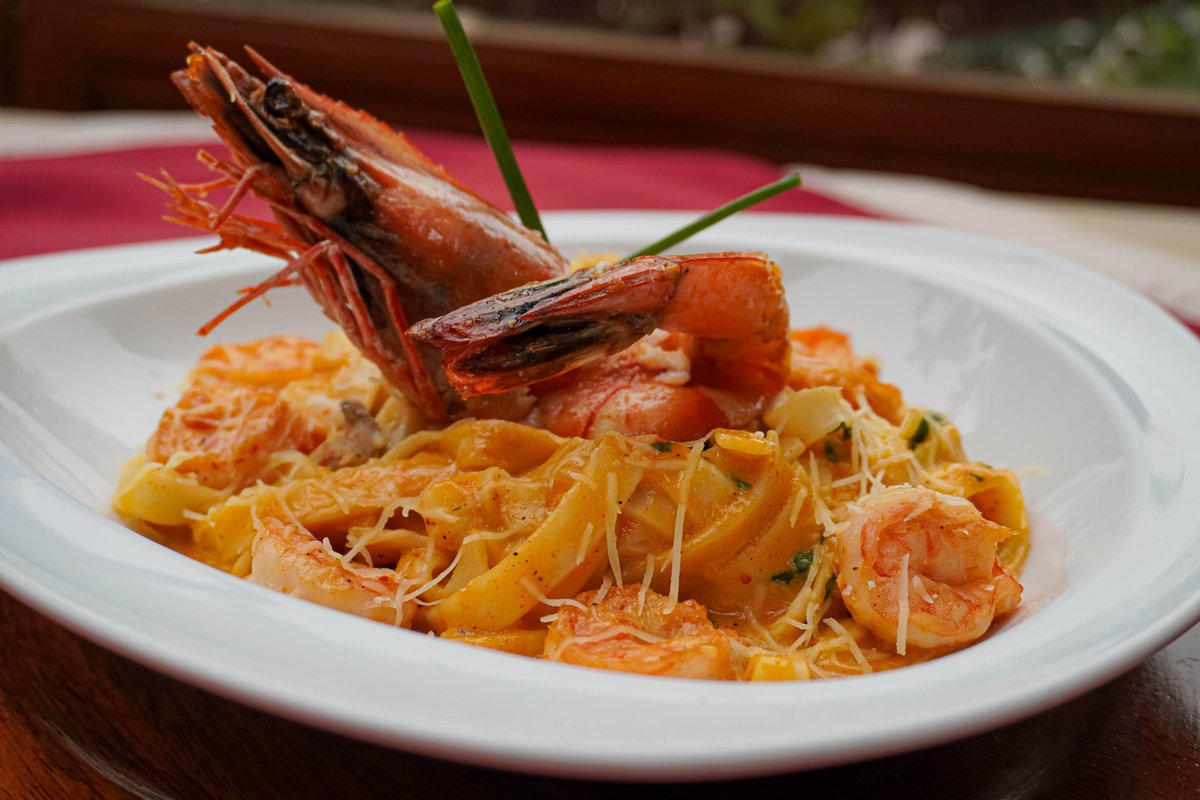 InformeActual2's tweet photo. 🦐🍝El restaurante bistró apuesta por una preparación de sabor marino que combina langostinos, fetuccini y un bisque casero en una versión propia de este clásico. 🤤

#CaféDeLaPaz #TimbalDeLangostinos #GastronomíaPeruana #SaborPeruano #Lima #Gastronomía

https://t.co/6dDJ2Dz1R6 https://t.co/rCqDfu9tw7