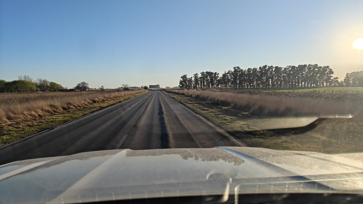 jrebolini's tweet photo. Ruta provincial 65 entre Bolívar y Daireaux. Sin pintar ni señalizar. Huelleada y con pozos para romper todo. Y encima hay que leer al caradura de @gkatopodis dando cátedra de las obras viales. https://t.co/63GWRqDo4h