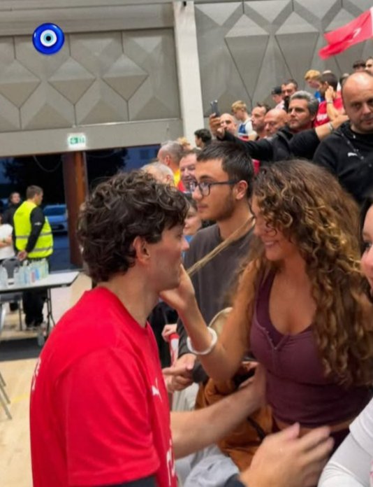 ebrusahinsunsun's tweet photo. Like a painting 🎨🖼️🧡💙😍 
You're very beautiful.
Congratulations 💯💯🧿🧿 @rebrusahino @cediosman #ebruşahin #CediOsman https://t.co/MqyKw6uGjE