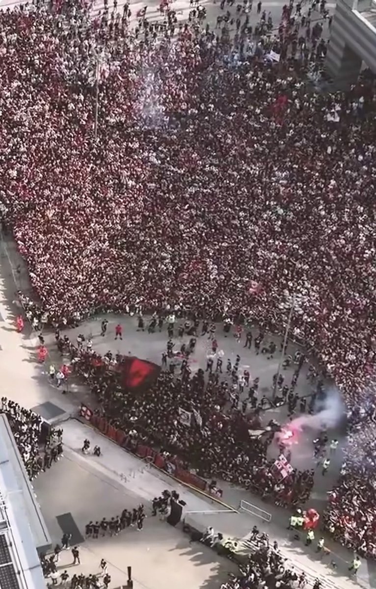 _BeatriceSarti's tweet photo. Mettete da parte per un attimo carri e carretti, ho ragione io/hai ragione tu, provateci e pensate a cosa era quel GRUPPO, non perfetto, non imbattibile, da migliorare, ma caspita, quanto era MILAN ✨🔴⚫️
C’era qualcosa di diverso e quel qualcosa è rimasto dentro a tanti. https://t.co/BYuBlZWRbw