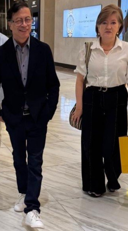 Frankzm's tweet photo. ¿Nueva novia de Petro? https://t.co/2IbbDVYGHe