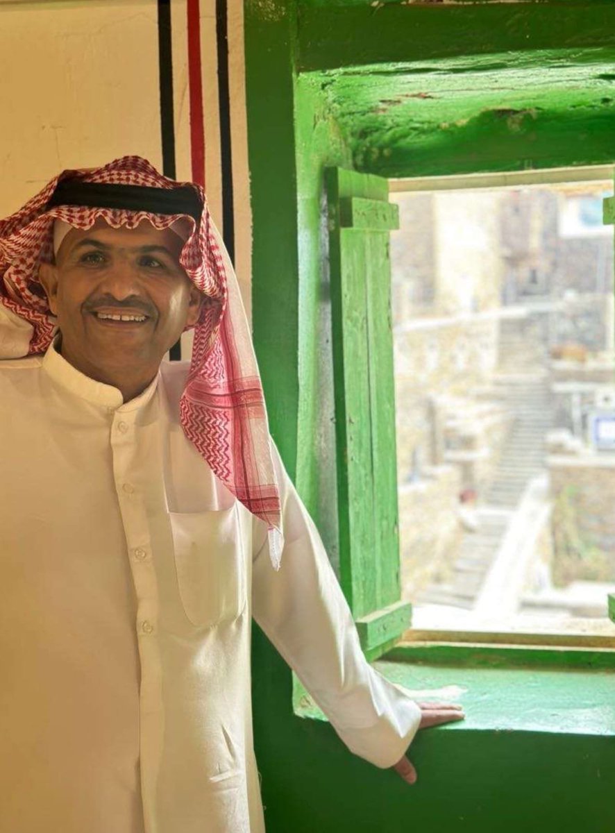 writer_ali0's tweet photo. لَمّا ذَكَرتُكِ في البِعادِ تَأَجَّجَتْ
نارُ الهَوى وَتَمَزَّقَ القَلبُ الحَيا

وَالشَّوقُ شَقَّ فُؤادَ صَبٍّ والِهٍ
حتى غَدا مِن لَوعَةِ الحُبِّ ضَيا

وَرَأَيتُ حُلماً رَاعَني في لَيلَتي
فَاسأَل لَهُ عَنّي إذا شِئتَ اهتِدا

حَنانُها في القَلبِ صارَ وَحيدَهُ
فَهَواي كُلُّ الحُبِّ فيها قَد سَرى

وَلَئِن رَجَعتُ إلى حِماها عانِقاً
كُنتُ الأَسعَدَ في الوَرى مُتَهَنِّيا

يا حَمامَةَ الوادي حَمَلتِ رِسالَتي
فَليَحفَظِ اللَّهُ الجَمالَ الهامِيا٠٠

#صباح_الخيـر #صباح_الخير_والسعادة 
#خواطر_وأقلام_تعبر 
#رقت_وكتبت
#قلت_هنا
#اهدى_للغاليه
