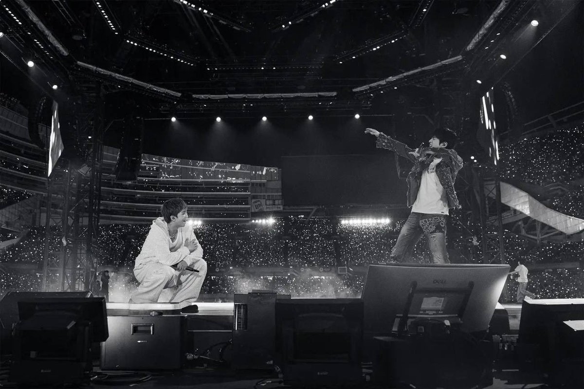 hoolikive's tweet photo. ele foi lá e postou duas. duas fotos dele cm o namjoon curtindo no palco apenas se divertindo um cm o outro e a primeira é o namjoon olhando todo bobo pra ele nação NAMJIN nós estamos mt bem de alimento!! https://t.co/CujQSnAlsp